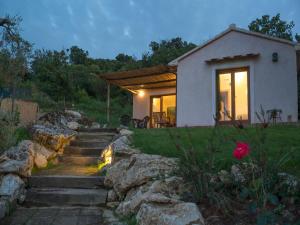 ein kleines Haus mit einem Steinweg, der hinauf führt in der Unterkunft Agriturismo Fontenuova in Saturnia