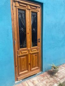 ラ・プンタにあるCasa Adianchiの青い建物の側面にある木製のドア +12枚の写真