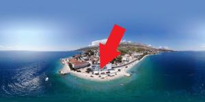 eine Insel im Ozean mit einem roten Pfeil in der Unterkunft Blue Wonder Apartments in Dugi Rat
