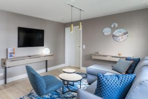 a living room with a couch and a tv at Hafendomicil Citymarina in Waren