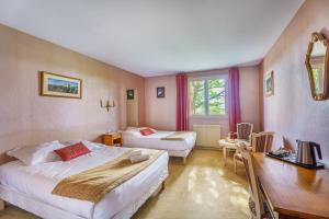 Postel nebo postele na pokoji v ubytování Hôtel Le Clos des Arts