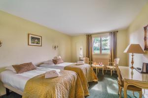 Postel nebo postele na pokoji v ubytování Hôtel Le Clos des Arts