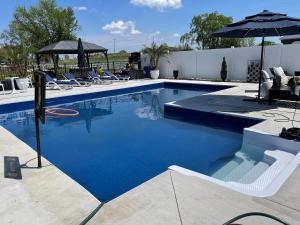 Swimmingpoolen hos eller tæt på The Grand River Retreat with heated Pool & hot tub