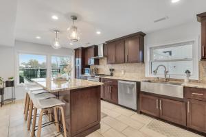 Køkken eller tekøkken på The Grand River Retreat with heated Pool & hot tub