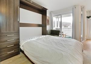 Giường trong phòng chung tại 22#53 chemin du Hameau Studio