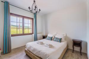 Postel nebo postele na pokoji v ubytování Hôtel Le Clos des Arts