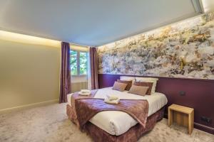 Postel nebo postele na pokoji v ubytování Hôtel Le Clos des Arts