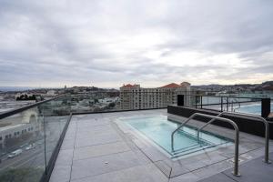 un balcon avec une piscine sur le toit d'un immeuble dans l'établissement Blueground SoMa pool nr Civic Center SFO-1276, à San Francisco 43 autres photos