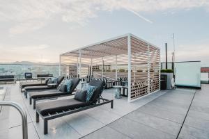 une rangée de bancs sur le toit d'un immeuble dans l'établissement Blueground SoMa pool nr Civic Center SFO-1276, à San Francisco