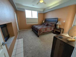 Una cama o camas en una habitación de Long stays welcome! Across from trailhead,game rm!