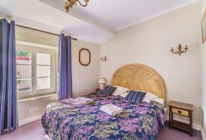 Postel nebo postele na pokoji v ubytování Hôtel Le Clos des Arts