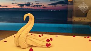 a white swan made out of towels on a table at Santi Pura Villas in Koh Samui 
