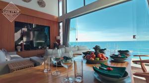 ein Esszimmer mit einem Tisch mit Speise- und Weingläsern in der Unterkunft Santi Pura Villas in Ban Bang Po