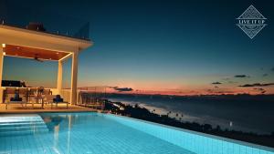 サムイ島にあるSanti Pura Villasの- 海の景色を望む夜間のスイミングプール +215枚の写真