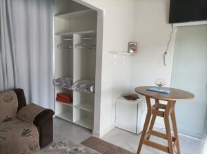 a small room with a table and a closet at Flat Vista do Cruzeiro in Jacobina