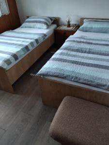 Postel nebo postele na pokoji v ubytování Apartman "JAGAR"