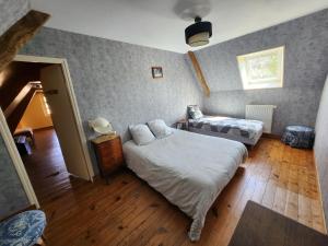 Le DézertにあるMaison au calme, idéalement située au centre du Cotentinのベッドとソファのある寝室 +11枚の写真