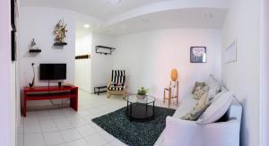 een woonkamer met een bank en een tafel bij Alba apartment in Taormina