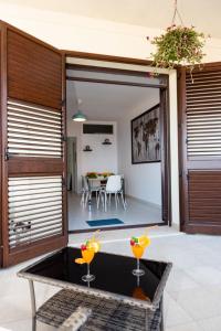 een terras met een bad met twee martiniglazen bij Alba apartment in Taormina