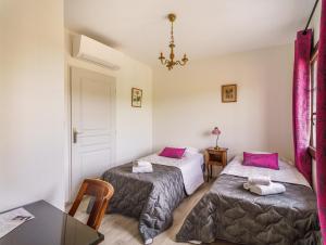 Postel nebo postele na pokoji v ubytování Hôtel Le Clos des Arts
