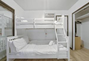 西纽约3BR Skyline Apt in Bustling District I Great Value NJ5的一间卧室设有两张双层床和梯子