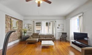 西纽约3BR Skyline Apt in Bustling District I Great Value NJ5的带沙发和电视的客厅