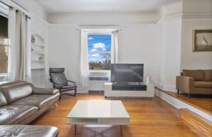 西纽约3BR Skyline Apt in Bustling District I Great Value NJ5的配有沙发和平板电视的客厅