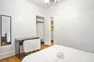 3BR Skyline Apt in Bustling District I Great Value NJ5客房内的一张或多张床位