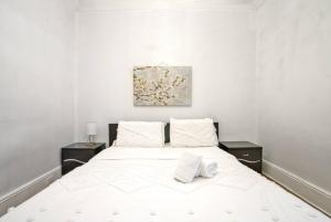 3BR Skyline Apt in Bustling District I Great Value NJ5客房内的一张或多张床位