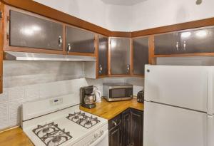 西纽约3BR Skyline Apt in Bustling District I Great Value NJ5的厨房配有白色炉灶和冰箱。