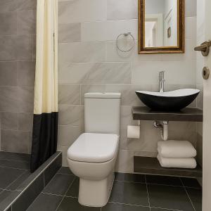 Kopalnica v nastanitvi Stylish, Comfy Suite in the Heart of Athens