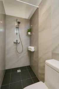 Kopalnica v nastanitvi Stylish, Comfy Suite in the Heart of Athens