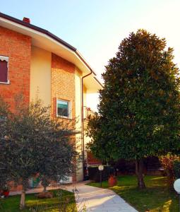 Poiano的住宿－佳諾山公寓，前面有一棵树的房子