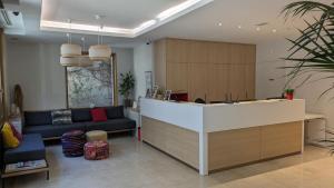vestíbulo de oficina con recepción y sofá en Adveniat Paris, en París