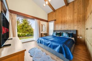 En eller flere senge i et værelse på Luxury Mountain Villa Pirin Golf K29H02 by Top Kvartiri Ltd