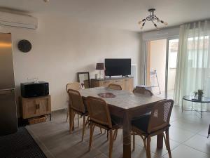 Μια τηλεόραση ή/και κέντρο ψυχαγωγίας στο Appartement spacieux et moderne dans résidence Vias