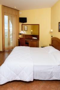 A bed or beds in a room at Hotel Audi Frontemare
