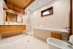 Et badeværelse på Luxury Mountain Villa Pirin Golf K29H02 by Top Kvartiri Ltd + 18 billeder