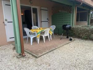 ヴァンドルにあるPetit pavillon 4 personnes dans résidence avec piscineのテーブルと椅子、パティオ(グリル付) +9枚の写真