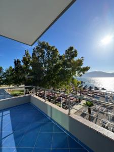 ein Blick auf das Meer vom Balkon eines Resorts in der Unterkunft Hotel Cekodhima in Vlorë