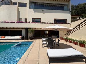 Imagen de la galería de Luxury with Lake View, Pool, Jacuzzi & Gym, en Valle de Bravo