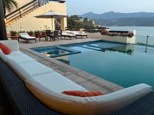 Imagen de la galería de Luxury with Lake View, Pool, Jacuzzi & Gym, en Valle de Bravo