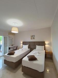 A bed or beds in a room at Roussa's Apartments