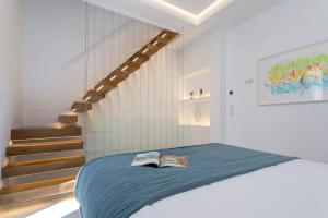 ein Schlafzimmer mit einem Bett, auf dem ein Buch liegt in der Unterkunft Genteel Home Casa Romero Barros in Córdoba