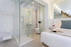 ein Badezimmer mit Dusche, Bett und Toilette in der Unterkunft Genteel Home Casa Romero Barros in Córdoba + 12 Fotos