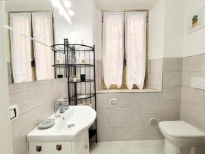 a bathroom with a sink and a toilet at Rho Fiera Milano - Onit's apartment in Pero
