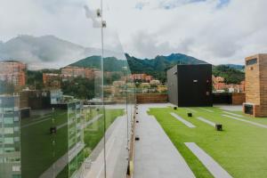 einen Blick auf die Stadt aus dem Fenster eines Gebäudes in der Unterkunft Estudio en Usaquén cerca a la Fundación Santa Fe ! in Bogotá