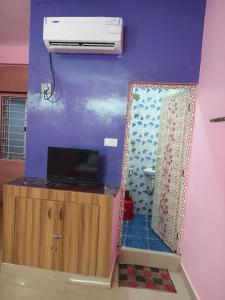 TV a/nebo společenská místnost v ubytování NSP ROOMS NS complex
