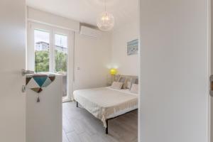 A bed or beds in a room at Lido degli Estensi Seaview Apartment