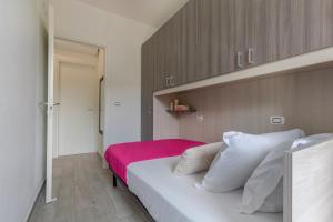 A bed or beds in a room at Lido degli Estensi Seaview Apartment